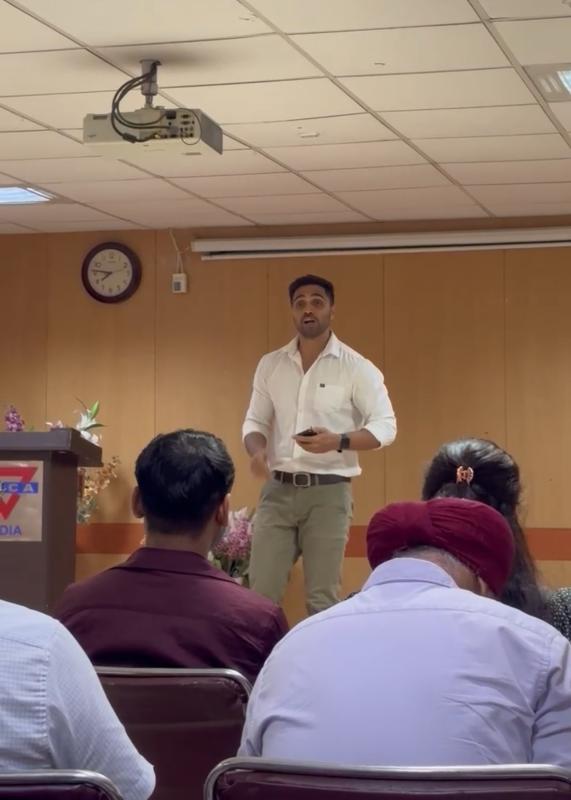 Prince Singh with students at a live session — photo 10