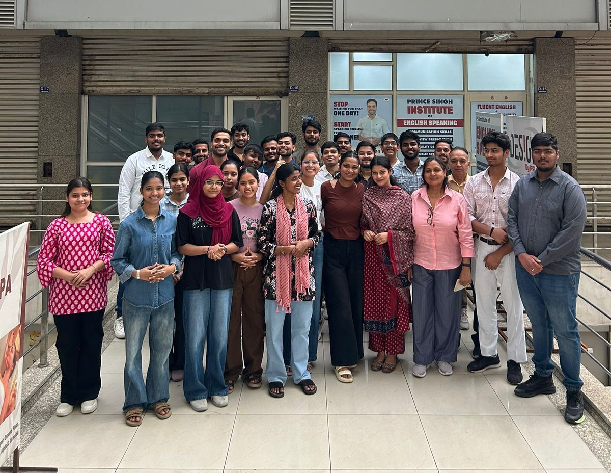 Prince Singh with students at a live session — photo 11